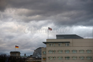 Berlin  Deutschland  duestere Wolken ueber der Amerikanischen Botschaft