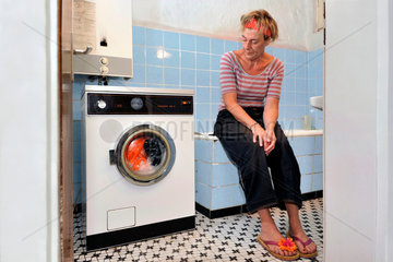 Hausfrau beim Waeschewaschen