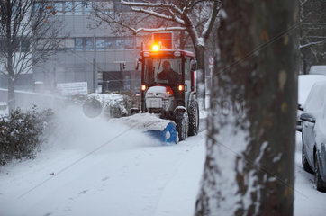 Berlin  Deutschland  Winterdienst beseitigt Schnee