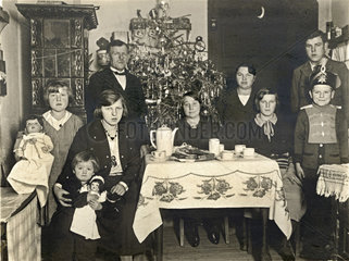Familie feiert Weihnachten  1932
