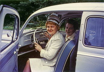 Frau am Steuer eines VW Kaefer  1960