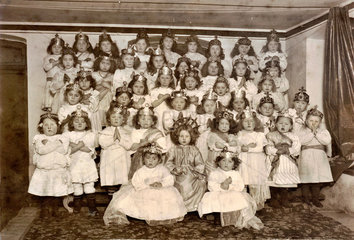 Kinder verkleidet als Christkind  1909