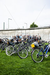 Berlin  Deutschland  Touristen an der Gedenkstaette Berliner Mauer in der Bernauer Strasse