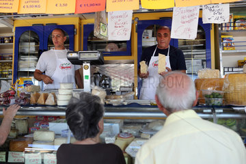 Bolsena  Italien  Menschen auf einem Wochenmarkt