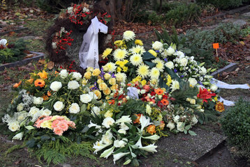 Berlin  Deutschland  Blumengestecke auf einer Grabstelle