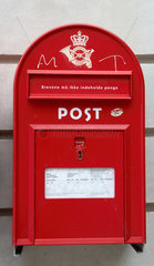 Kopenhagen  Daenemark  ein roter Briefkaesten der daenischen Post