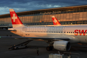 Zuerich  Schweiz  Flugzeuge der Swiss vor dem Terminal des Flughafen