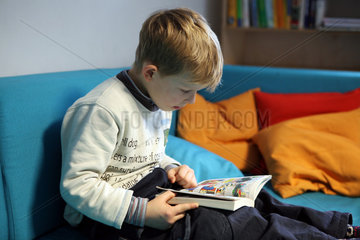 Berlin  Deutschland  Junge liest einen Comic