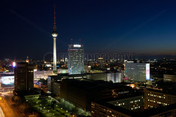 Berlin  Deutschland  Berlin-Mitte mit dem Alexanderplatz im Abendlicht