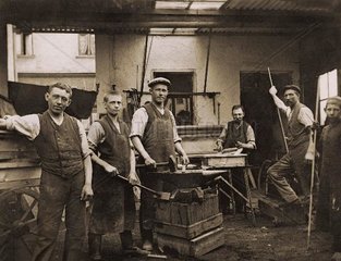 Schmied mit Lehrlingen 1910