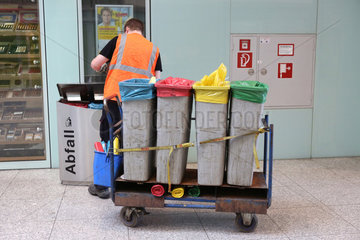Berlin  Deutschland  Gebaeudereiniger tauscht Abfallbehaelter am Ostbahnhof aus