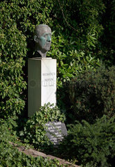 Berlin  Deutschland  Grab von Heinrich Mann  Nelly Mann auf dem Dorotheenstaedtischen Friedhof