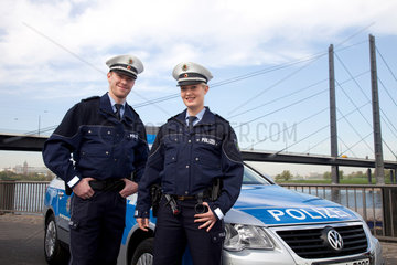 Duesseldorf  Deutschland  zwei Polizisten mit der neuen blauen Uniform