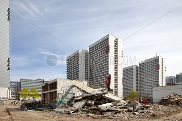 Berlin  Deutschland  Abriss einer Schule zwischen der Schuetzenstrasse und Krausenstrasse