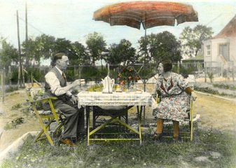 Ehepaar im Garten um 1932
