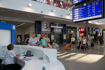 Posen  Polen  Informationsschalter in der Haupthalle im neuen Teil des Hauptbahnhofs der PKP