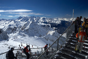 Verbier  Schweiz  Skifahrer laufen die Treppe hinab zur Piste Mont Fort