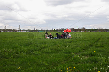Berlin  Deutschland  Besucher beim Picknick auf dem Tempelhofer Feld
