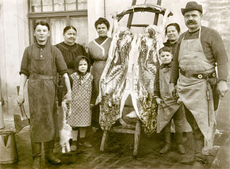 Metzger mit Familie  geschlachtetes Schwein  um 1922