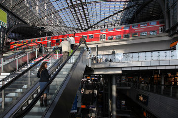 Berlin  Deutschland  Passanten im Berliner Hauptbahnhof