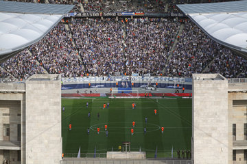 Berlin  Deutschland  Blick in das Olympiastadion waehrend eines Fussballspiels