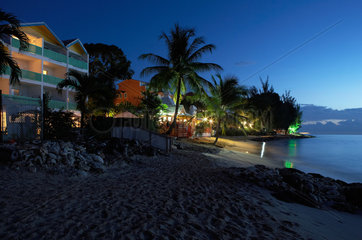 Holetown  Barbados  Hotelanlagen am Abend am Saint James Beach