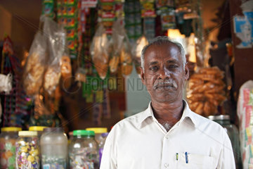 Samiyarpettai  Indien  ein Verkaeufer vor seinem Kiosk