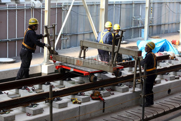 Yokohama  Japan  Bauarbeiter verlegen Gleise