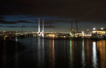 Melbourne  Australien  die Bolte Bridge ueber dem Yarra River in Abendlicht