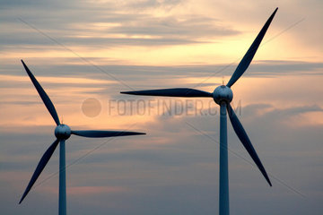 Pilsum  Deutschland  Windkraftanlagen in der Abenddaemmerung