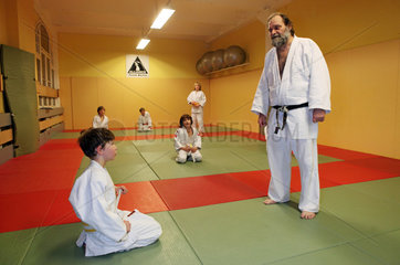 Berlin  Deutschland  Judolehrer gibt seinem Schueler Anweisungen