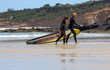 Anglesea  Australien  Surfer an der Middles Beach von Anglesea