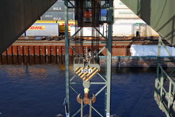Berlin  Deutschland  Kranfuehrer am Containerterminal Westhafen