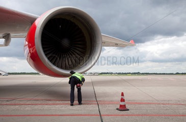 Duesseldorf  Deutschland  Kapitaen auf seinem Kontrollgang um das Flugzeug