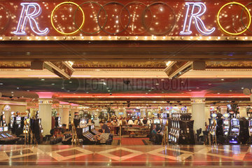 Las Vegas  USA  Touristen in einem Kasino mit Spielautomaten am Las Vegas Boulevard