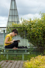 Warschau  Polen  eine junge Studentin liest und lernt auf dem Dachgarten