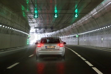 Innsbruck  Oesterreich  Autos in einem Tunnel der Autobahn A12