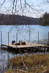 Liepnitzsee  Deutschland  ein Paar liegt auf einem Steg am Liebnitzsee und geniesst den Fruehling