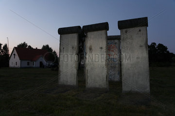 Sosnowka  Polen  aufgestellte Stuecke der Berliner Mauer in der Daemmerung