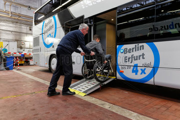 Berlin  Deutschland  Fernbusse fuer Rollstuhlfahrer
