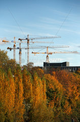Berlin  Deutschland  Blick auf Baukraene einer Berliner Baustelle