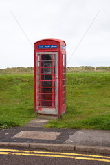 Lossiemouth  Grossbritannien  Landschaft mit einer roten Telefonzelle