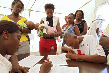 Carrefour  Haiti  im Aufnahmebereich des Hospitals registrieren Mitarbeiter Patienten