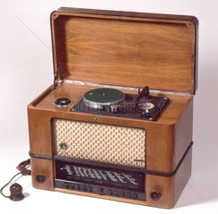 Roehrenradio mit Plattenspieler und Tonband 1951