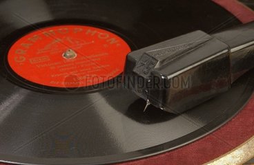 Plattenspieler mit Schallplatte  um 1950