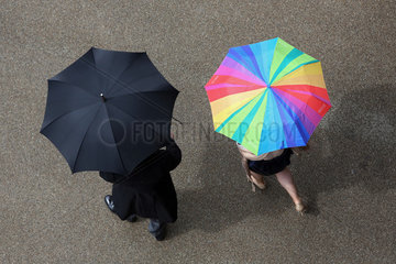 Ascot  Grossbritannien  Vogelperspektive  Menschen mit Regenschirmen auf der Strasse
