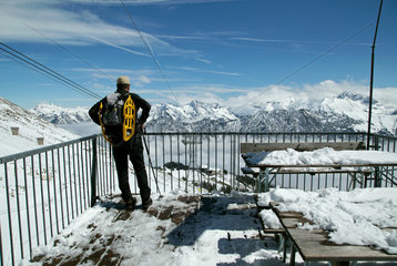 Oberstdorf  Deutschland  Schneewanderer auf der Bergstation des Fellhorns