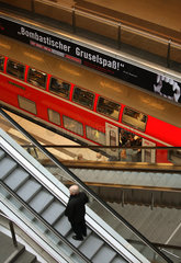 Aelterer Mann auf einer Rolltreppe im Hauptbahnhof in Berlin  Deutschland