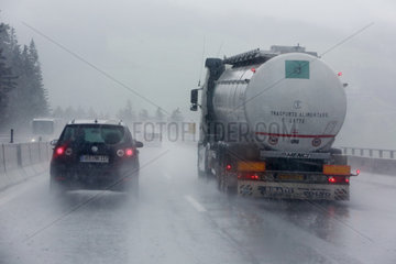 Noesslach  Oesterreich  Symbolfoto  schlechte Sicht auf der Autobahn bei Regen