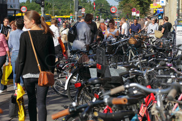 Kopenhagen  Daenemark  geparkte Fahrraeder und Fussgaenger